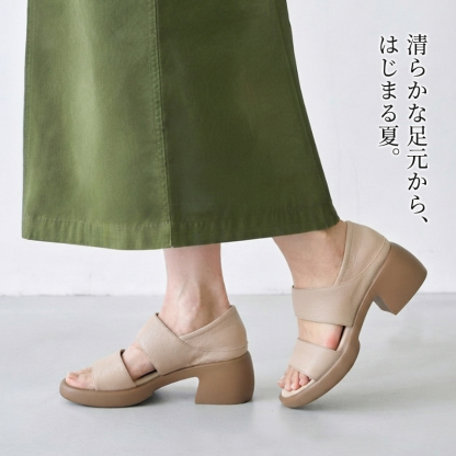 ソフトレザー 太ヒール 2WAY サンダル 足元クローズアップのサイドビュー