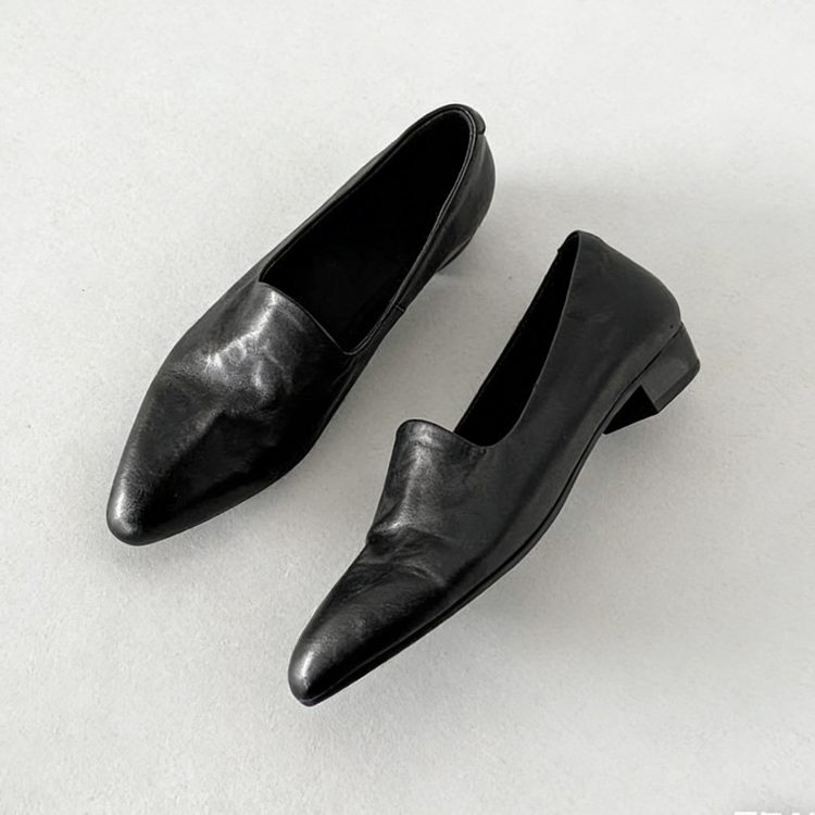 「ミニマルデザイン」ラムレザーの浅履きパンプス｜オフィスシーンを上品に彩る一足