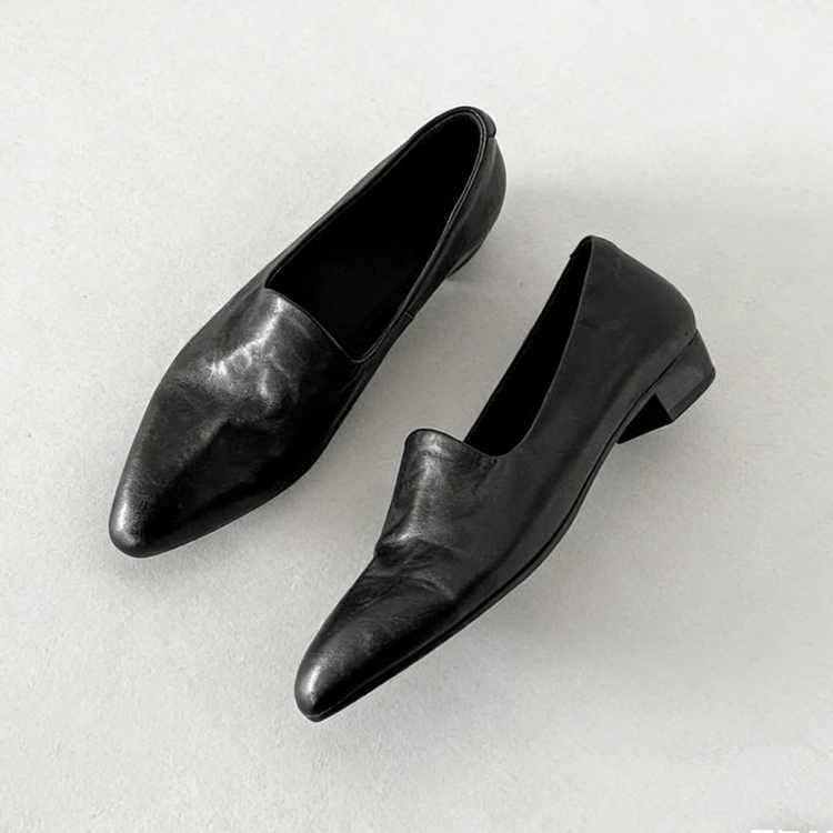 「ミニマルデザイン」ラムレザーの浅履きパンプス｜オフィスシーンを上品に彩る一足