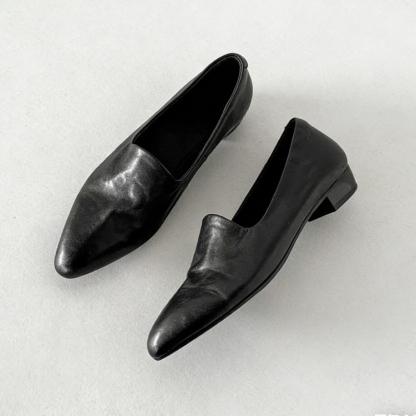 「ミニマルデザイン」ラムレザーの浅履きパンプス｜オフィスシーンを上品に彩る一足