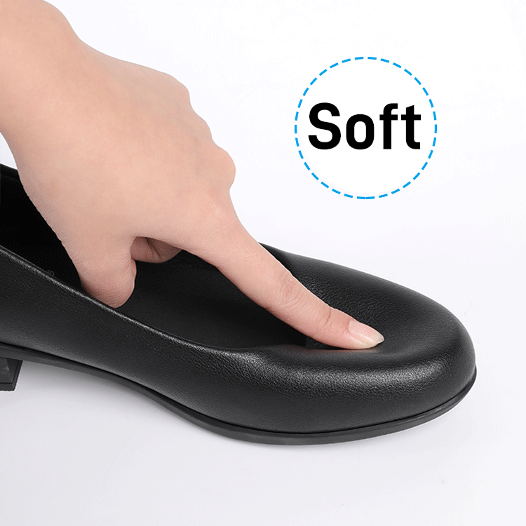 指で押すと沈み込むほど柔らかな本革アッパー素材の質感