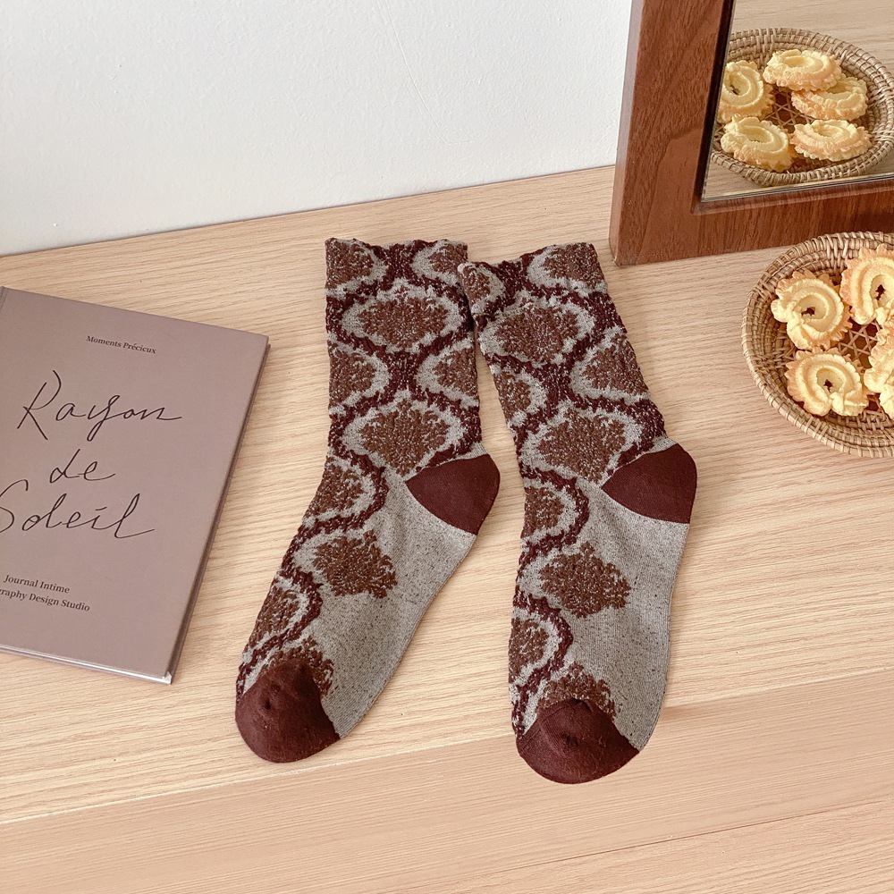 日本風ミドルカット・エンボス柄ソックス