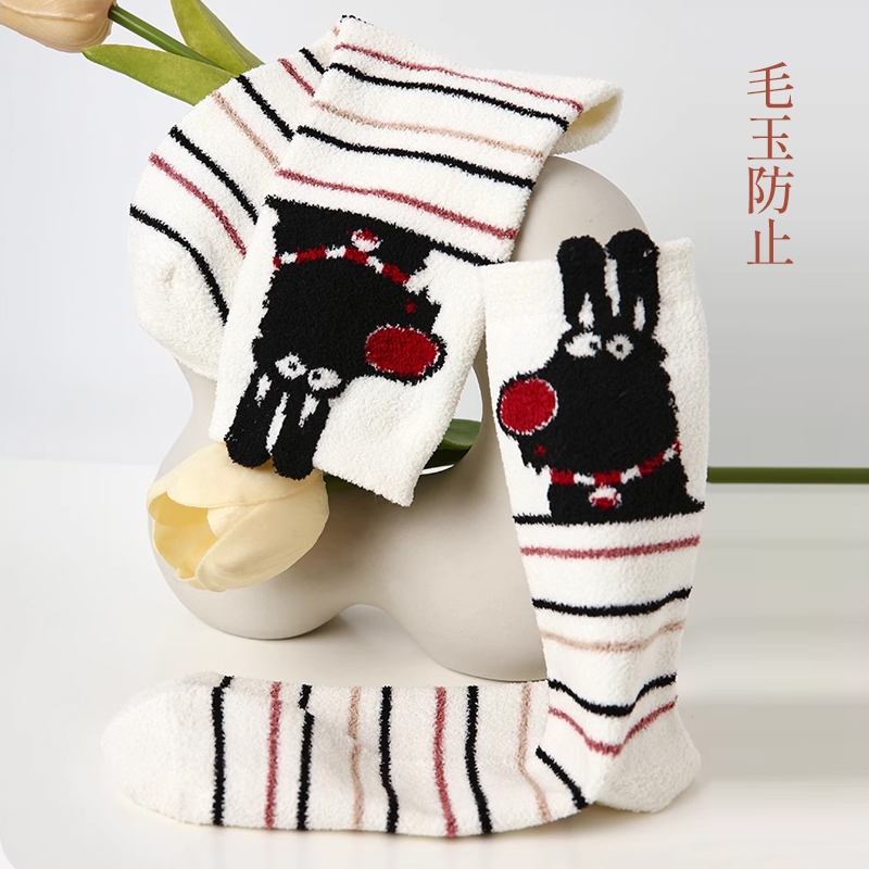 毛玉防止加工を施したホワイトの猫デザインソックス 長く愛用できる高品質な生地の紹介