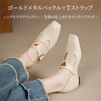 全体の仕上がりをワンランクアップさせるゴールドメタルバックルとTストラップ