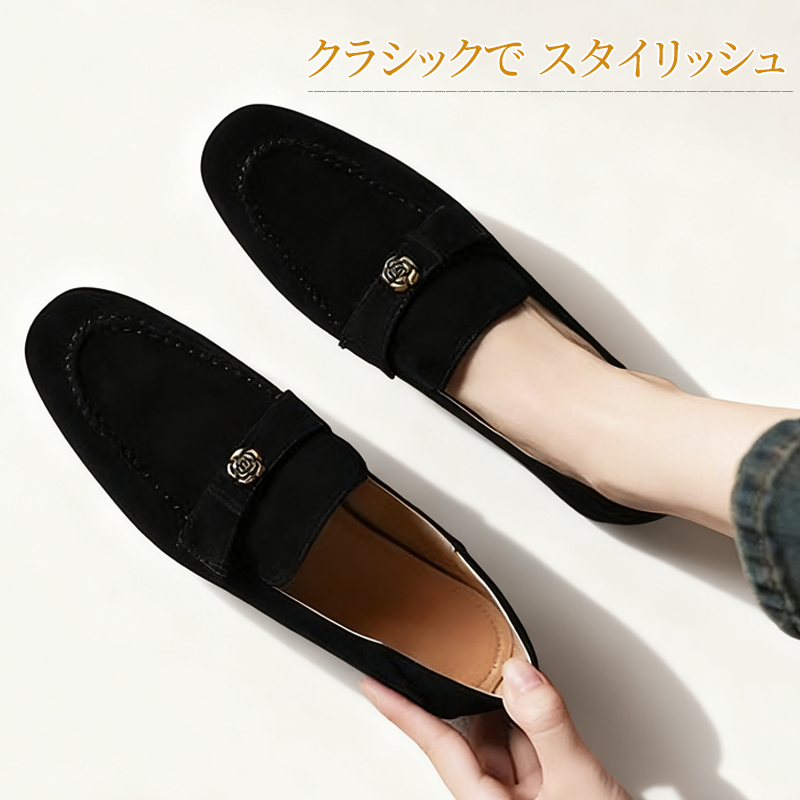 ブラックのシープスエードローファーを着用したクラシックでスタイリッシュな足元