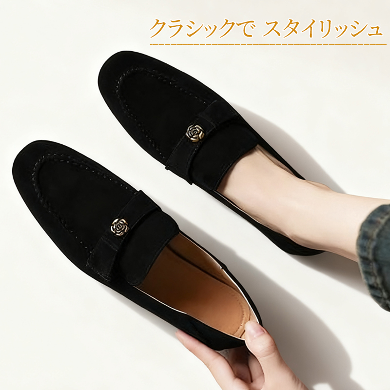 ブラックのシープスエードローファーを着用したクラシックでスタイリッシュな足元