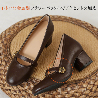 上品なアクセントを加えるレトロな金属製フラワーバックルのクローズアップ