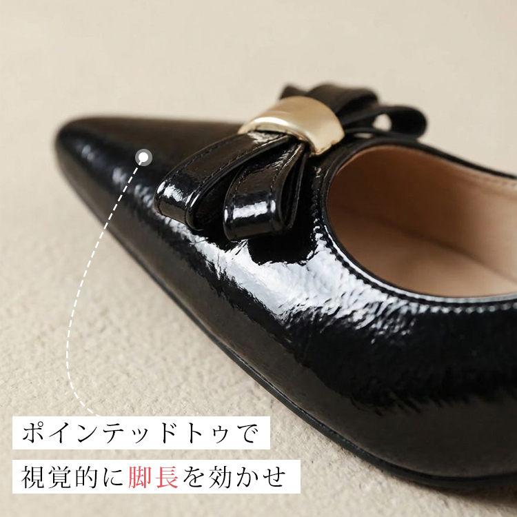 ポインテッドトゥとリボンモチーフの拡大ディテール ブラック