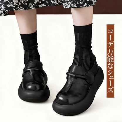 スカートにもパンツにも合う万能なブラックカラーの本革厚底シューズ