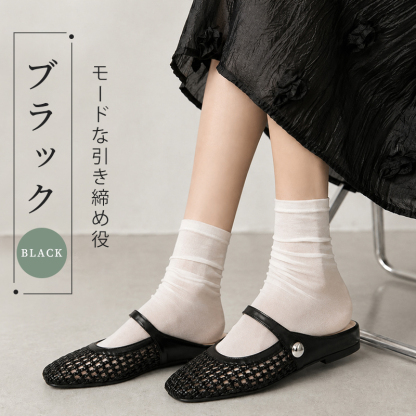 ブラックの立体メッシュ編みミュール 白ソックスと合わせたモードな引き締めコーデ