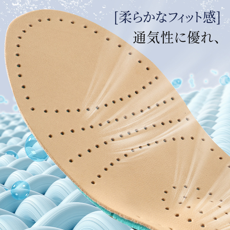 通気性に優れたシープスキン素材と蒸れを防ぐパンチング設計のクローズアップ