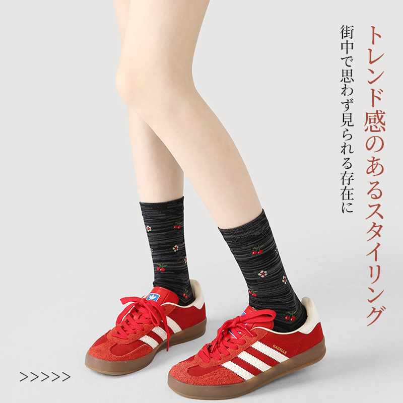 チェリー柄 デザインソックス 赤いスニーカーとのカジュアルコーディネート