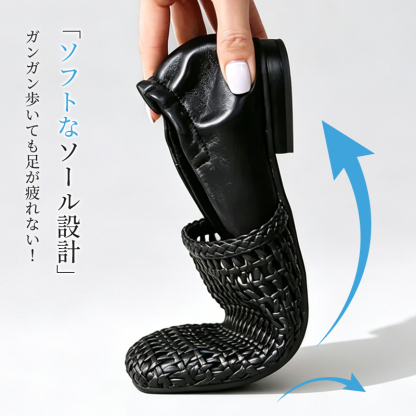 柔らかいソールで折り曲げ可能なブラックフラットシューズ