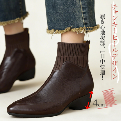 安定感のある4cmチャンキーヒールとシャープなポインテッドトゥ