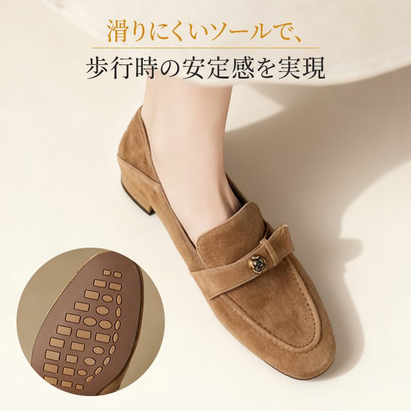 歩行時の安定感を実現する滑りにくいラバーソールとブラウンのパンプス