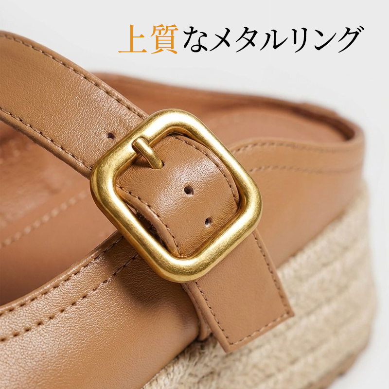 本革ストラップにあしらわれた上質なゴールドメタルバックル