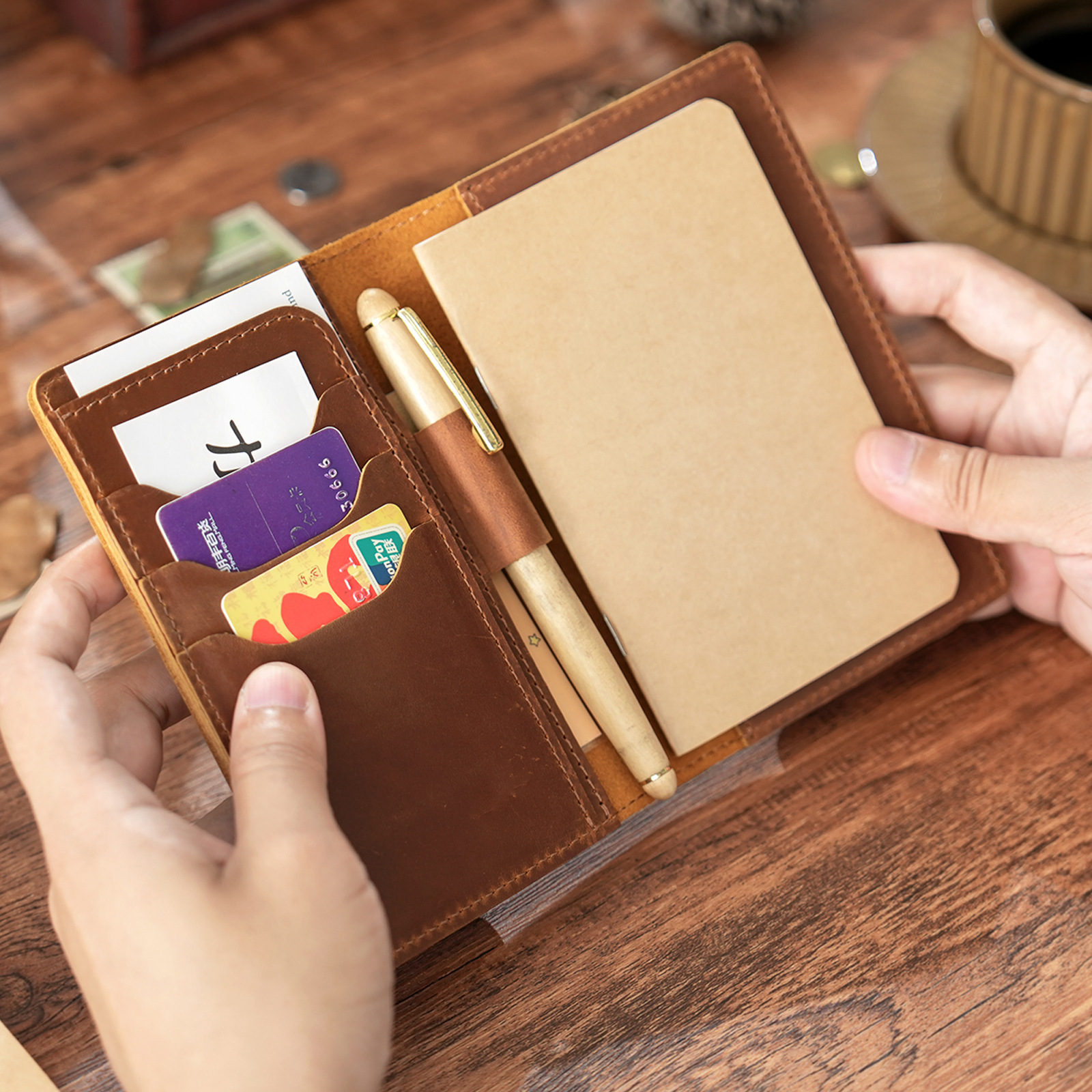 二つ折り 革 ノート カバー 文庫本サイズ対応 大容量収納 ペンホルダー カードホルダー付き