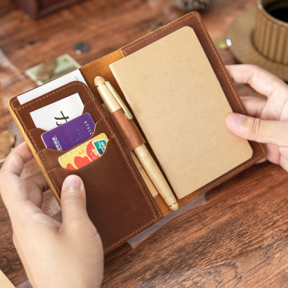 二つ折り 革 ノート カバー 文庫本サイズ対応 大容量収納 ペンホルダー カードホルダー付き