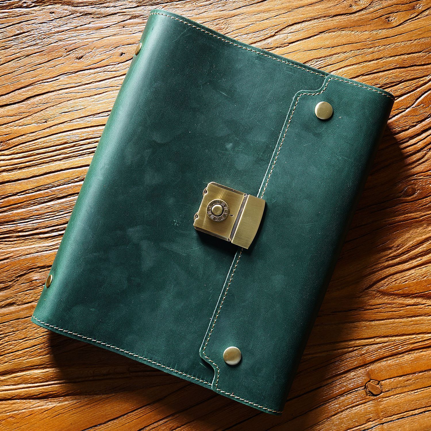 手作り の A5 三つ折り 革 ノート カバー カードホルダー付き ボタン閉め
