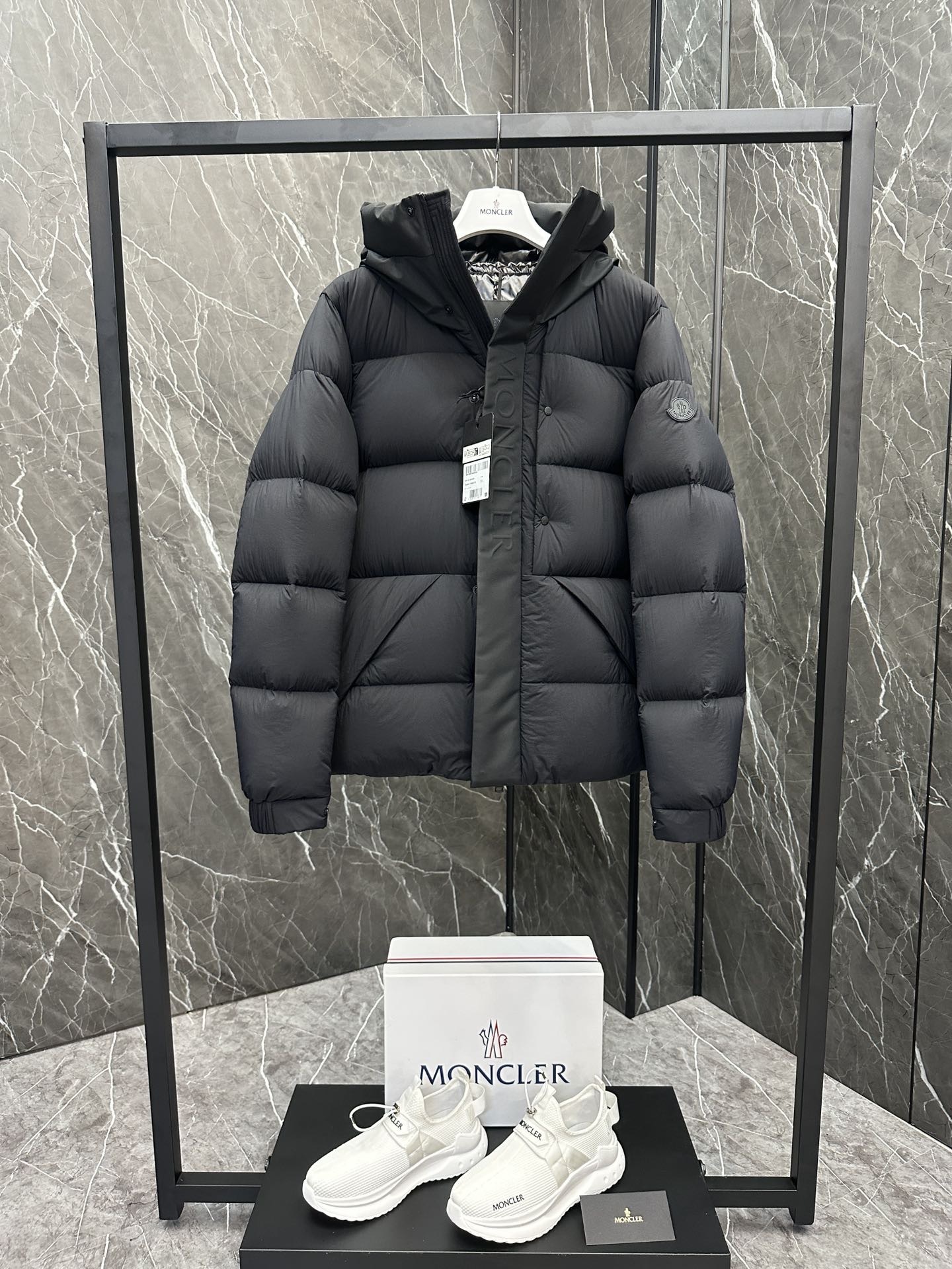 【公式認定ストア】MONCLER  Madeira モンクレール 定番ダウンコート 限定発売中！多くの著名人やセレブに愛用されています! 爆買い！即完売必至