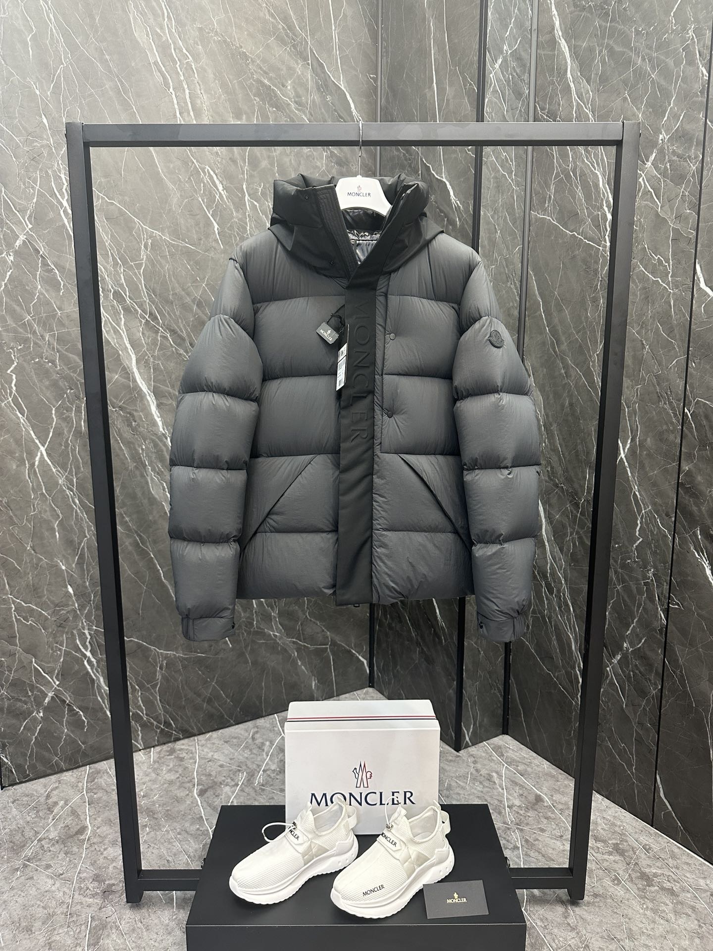 【公式認定ストア】MONCLER  Madeira モンクレール 定番ダウンコート 限定発売中！多くの著名人やセレブに愛用されています! 爆買い！即完売必至