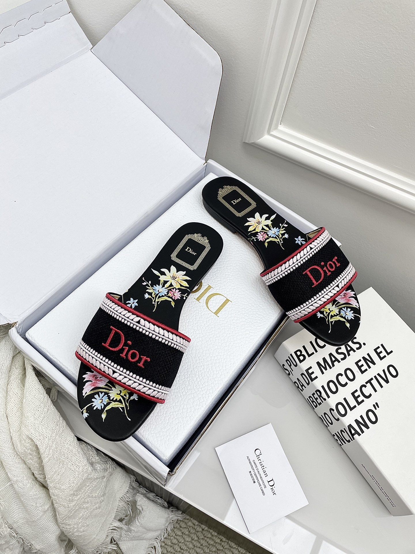 ディオール「Dior」【今年の新商品】ディオール ディオリビエラ レース×3D刺繍ミュール / スライドサンダル