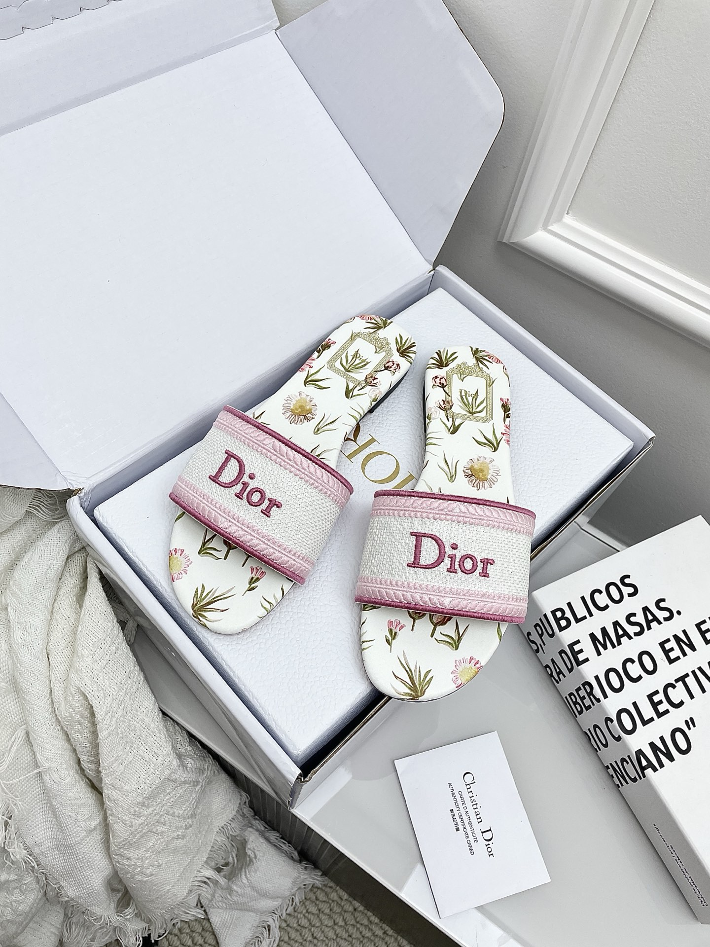 ディオール「Dior」【今年の新商品】ディオール ディオリビエラ レース×3D刺繍ミュール / スライドサンダル