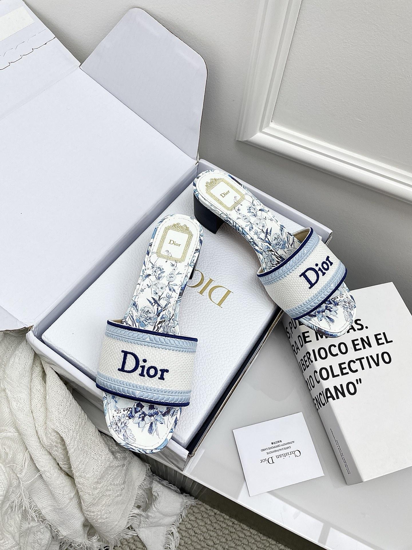 ディオール「Dior」【今年の新商品】ディオール ディオリビエラ レース×3D刺繍ミュール / スライドサンダル