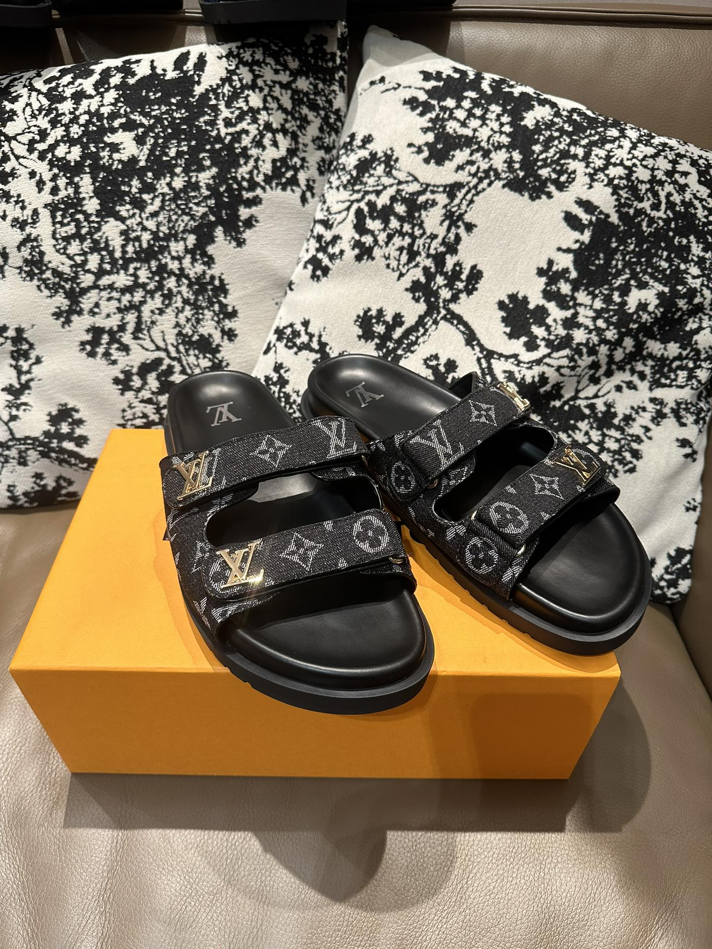 ルイ・ヴィトン「Louis Vuitton」ルイ・ヴィトン LV サンセット フラット コンフォート サンダル（モノグラムキャンバス） / スライドサンダル
