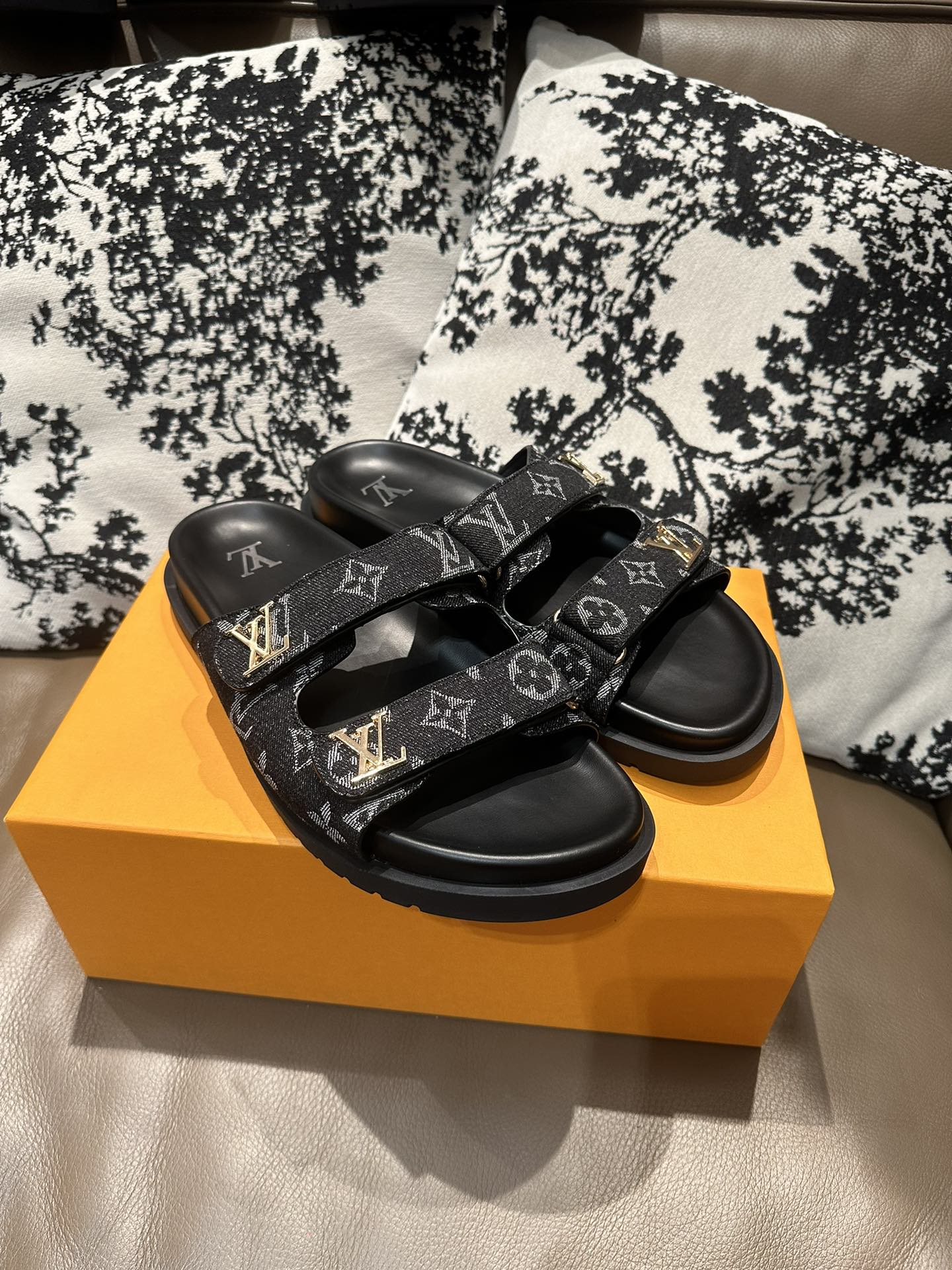 ルイ・ヴィトン「Louis Vuitton」ルイ・ヴィトン LV サンセット フラット コンフォート サンダル（モノグラムキャンバス） / スライドサンダル