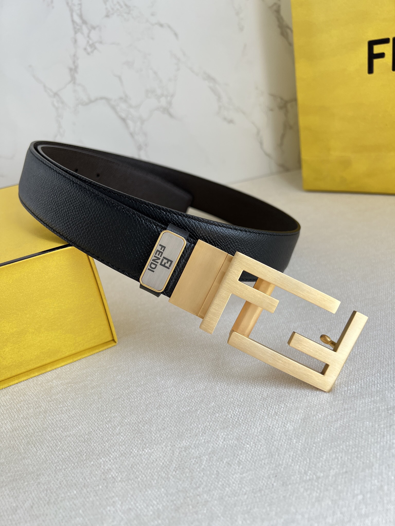 フェンディ「Fendi」FF ベルト - リバーシブル フックベルト
