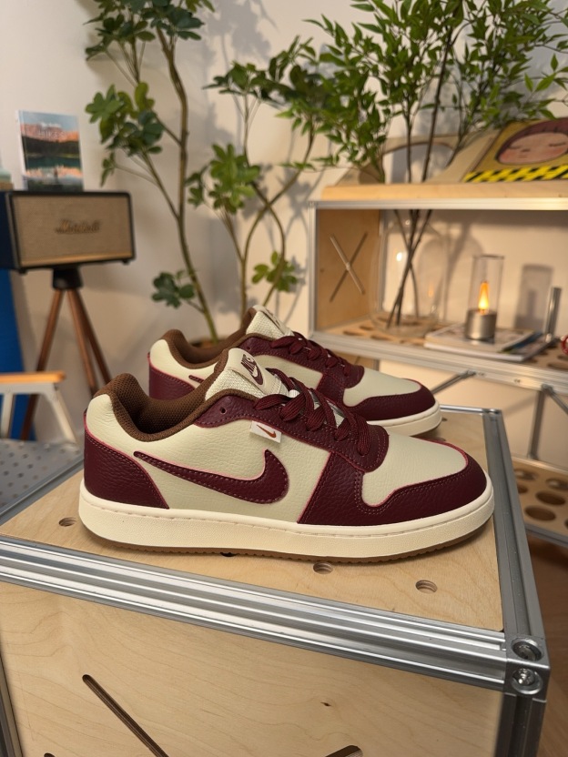 ナイキ「Nike」EBERNON LOW PREMIUM ローカット スニーカー