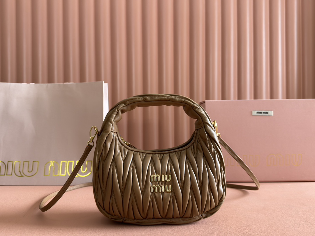 ミュウ ミウ(Miu Miu)ワンダー マトラッセ ラムスキンのホーボー ミニバッグ