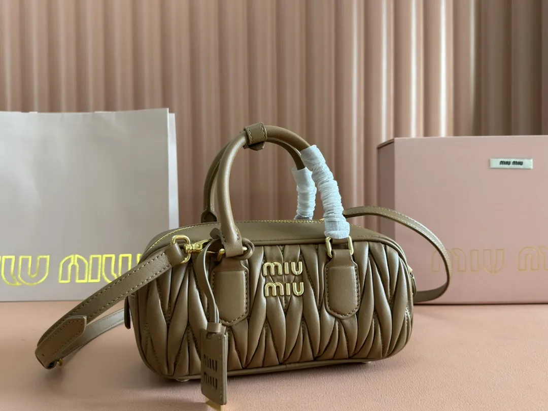 ミュウ ミウ「Miu Miu」Arcadia クォルティッド ラムスキン ショルダーバッグ