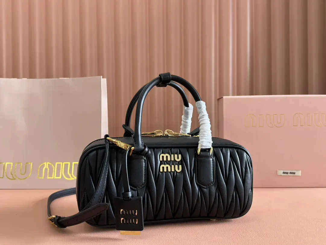 ミュウ ミウ「Miu Miu」Arcadia クォルティッド ラムスキン ショルダーバッグ