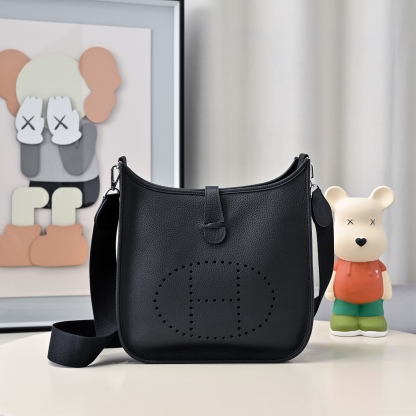エルメス「Hermès」エブリン III 20 バッグ 15色「EVELYNE III 20 BAG」