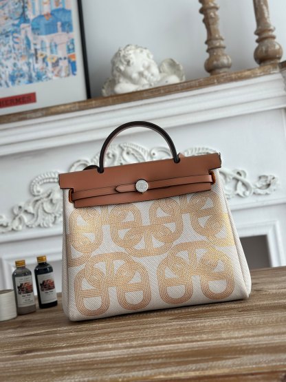 エルメス「Hermès」ハーバッグ ジップ31 鋲打ちトートバッグ「Herbag Zip 31 hobnailed」