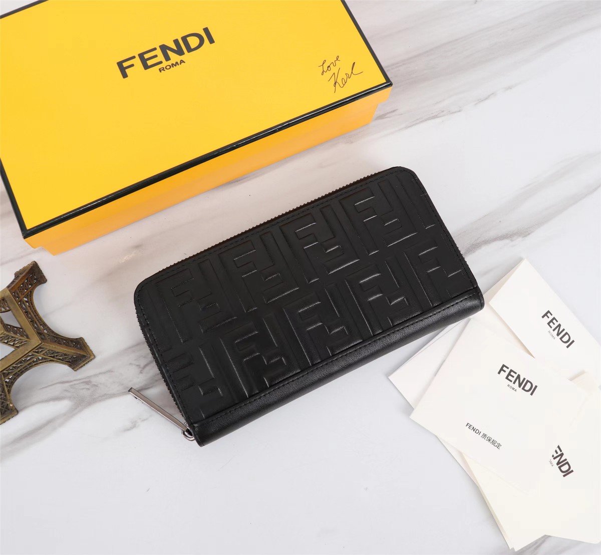 フェンディ「Fendi」高級エンボス牛革の大きな イタリア製財布