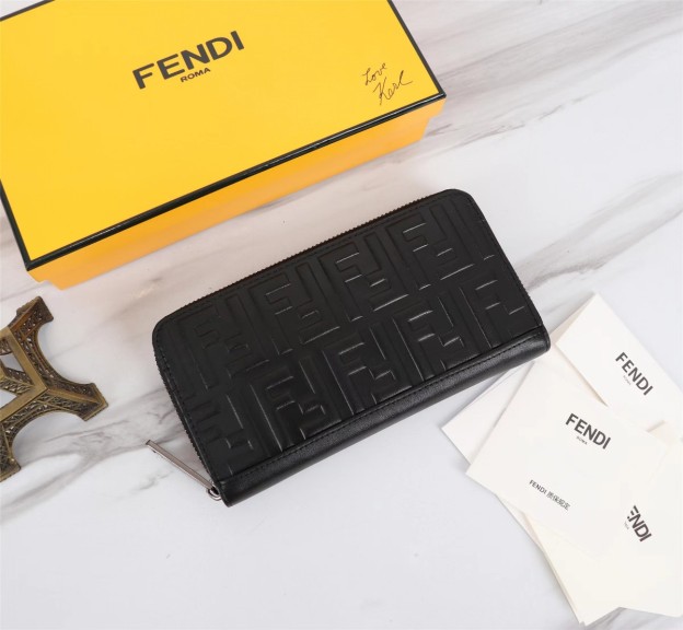 フェンディ「Fendi」高級エンボス牛革の大きな イタリア製財布
