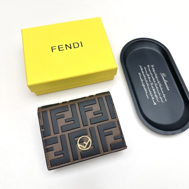 フェンディ「Fendi」高級エンボス牛革の大きな イタリア製財布