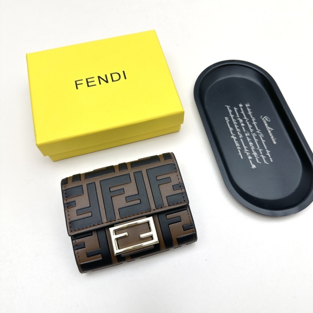 フェンディ「Fendi」高級エンボス牛革の大きな イタリア製財布