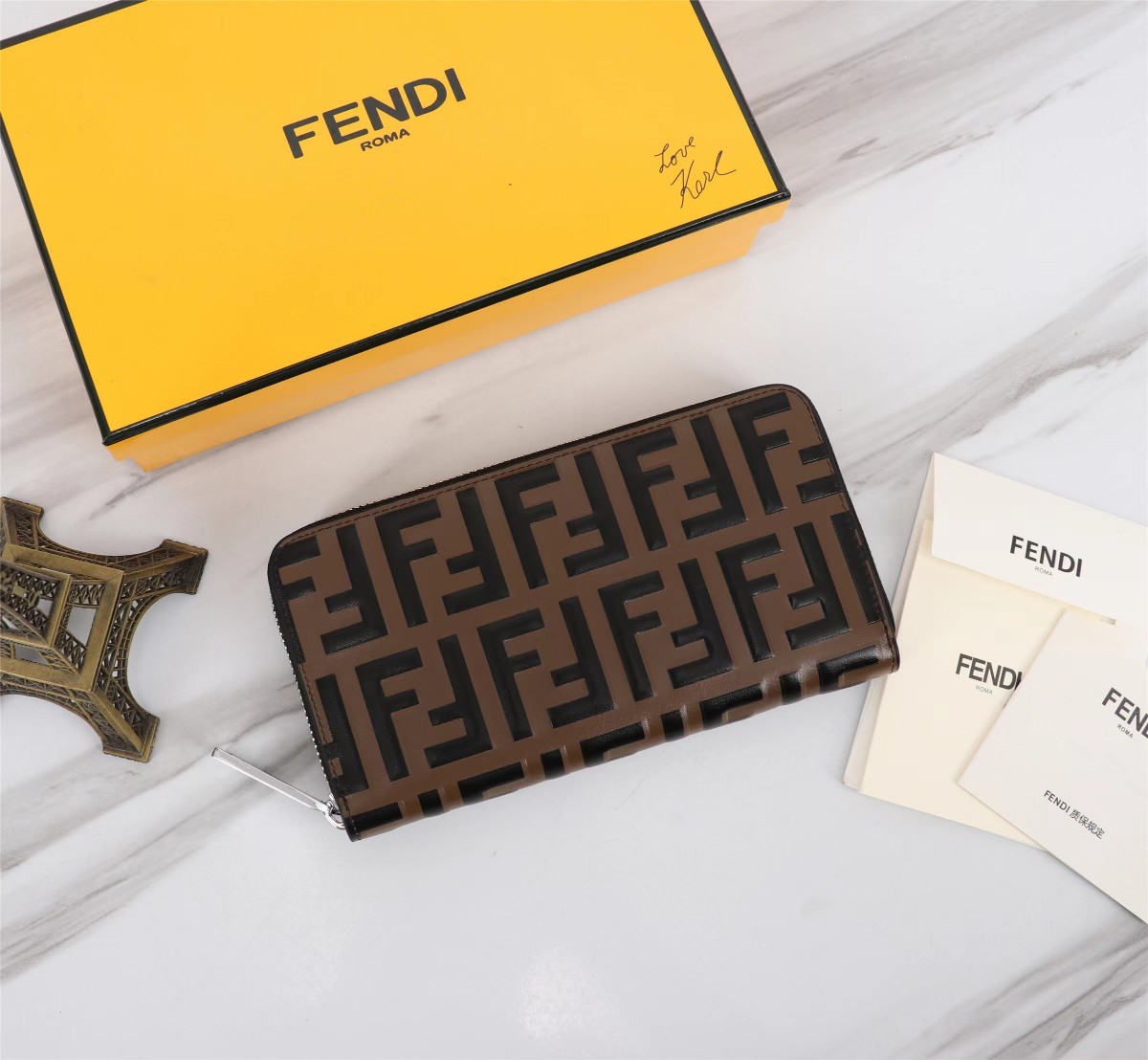 フェンディ「Fendi」高級エンボス牛革の大きな イタリア製財布