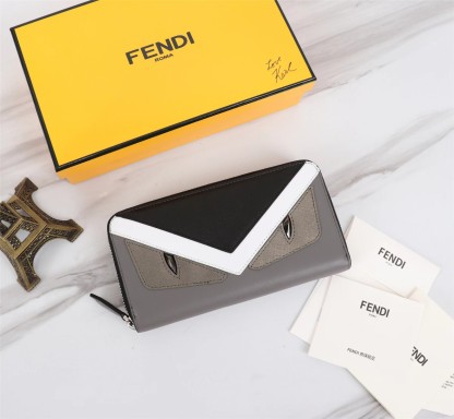 フェンディ「Fendi」高級エンボス牛革の大きな イタリア製財布