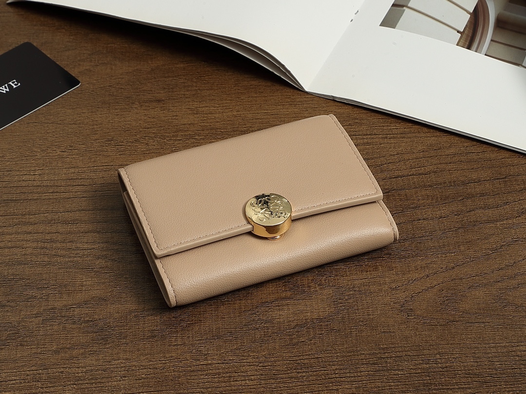ロエベ「LOEWE」アナグラム トライフォールド ウォレット（ペブルグレインカーフ）