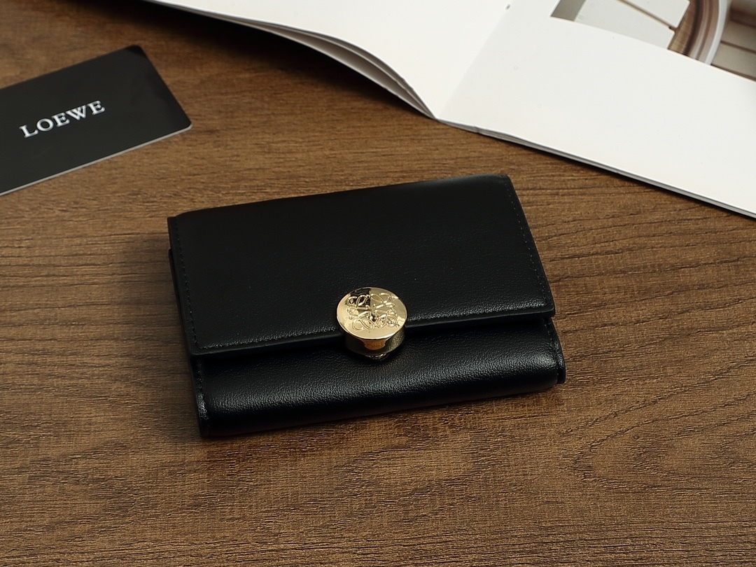 ロエベ「LOEWE」アナグラム トライフォールド ウォレット（ペブルグレインカーフ）