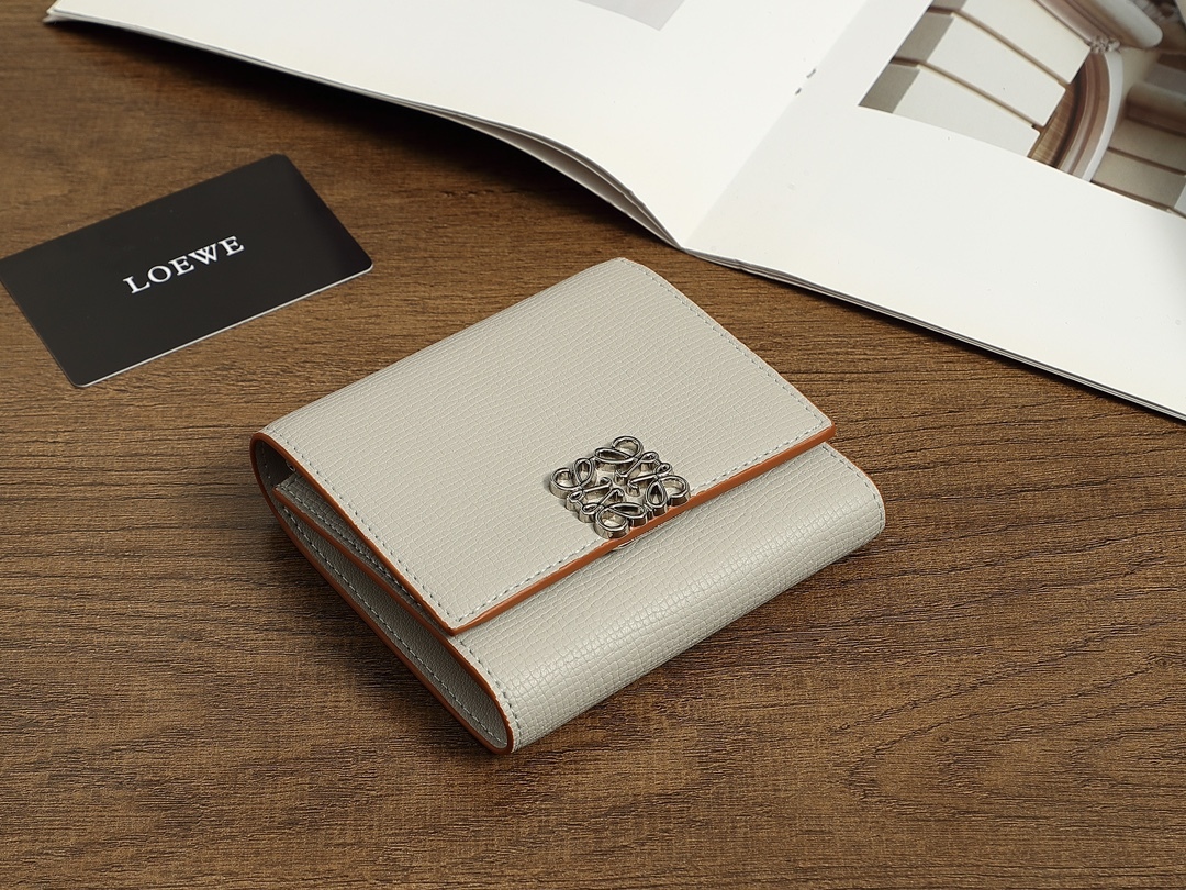 ロエベ「LOEWE」アナグラム トライフォールド ウォレット（ペブルグレインカーフ）