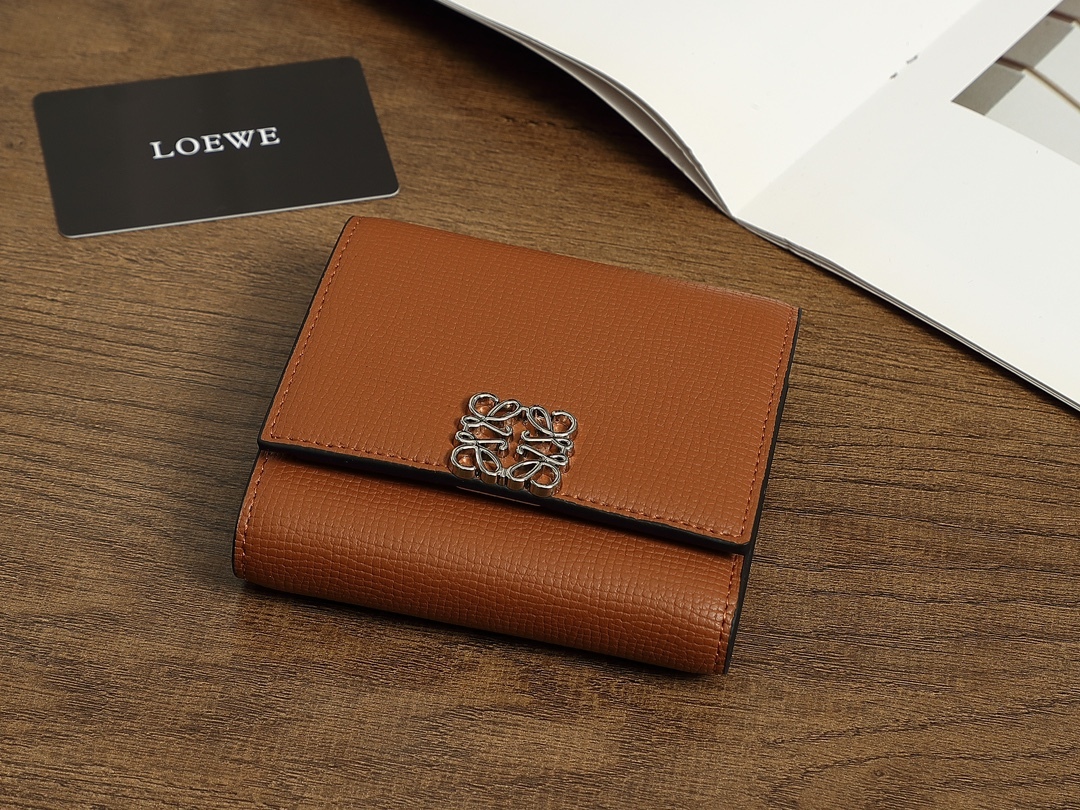 ロエベ「LOEWE」アナグラム トライフォールド ウォレット（ペブルグレインカーフ）