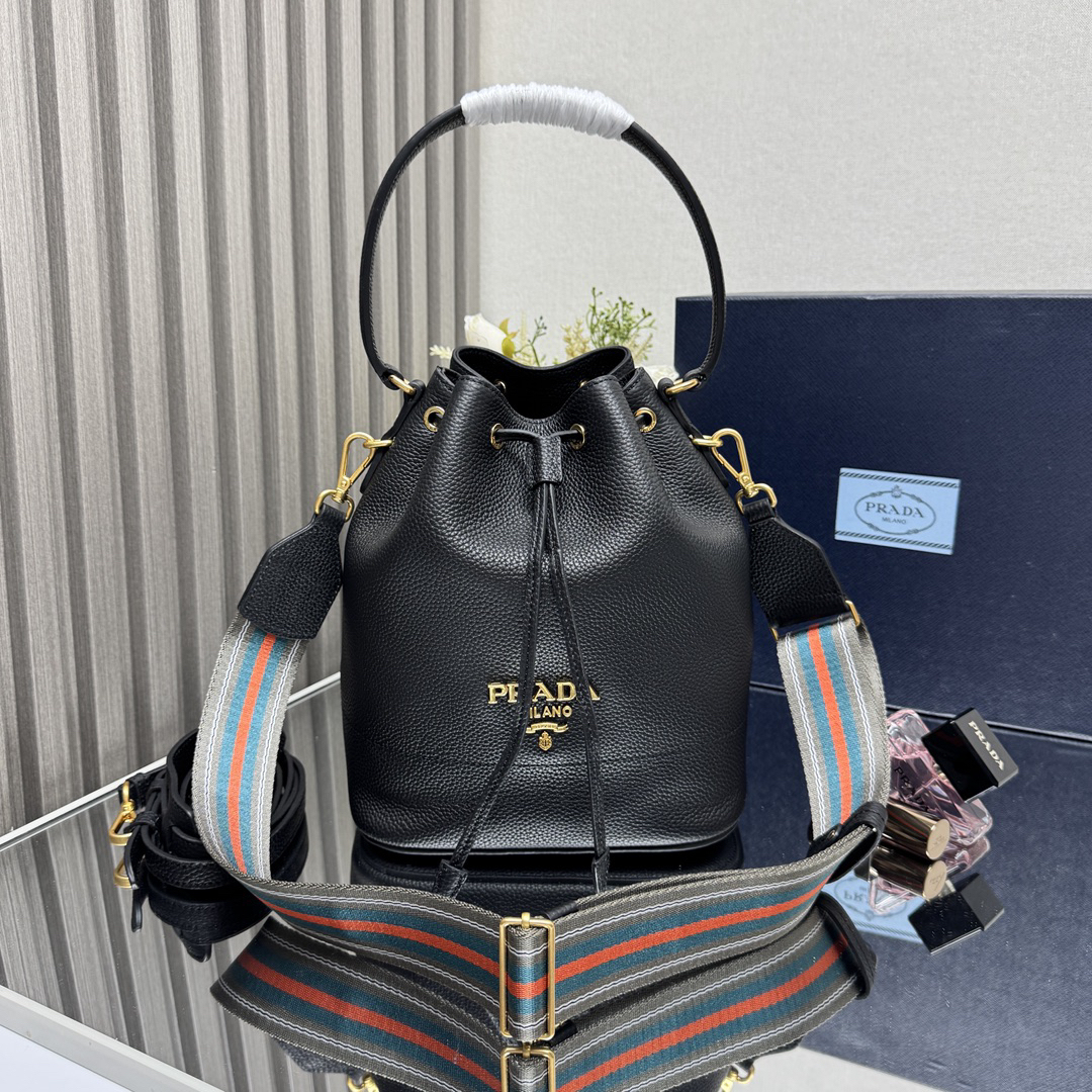 プラダ「Prada」ピコティン バケットバッグ モデ
