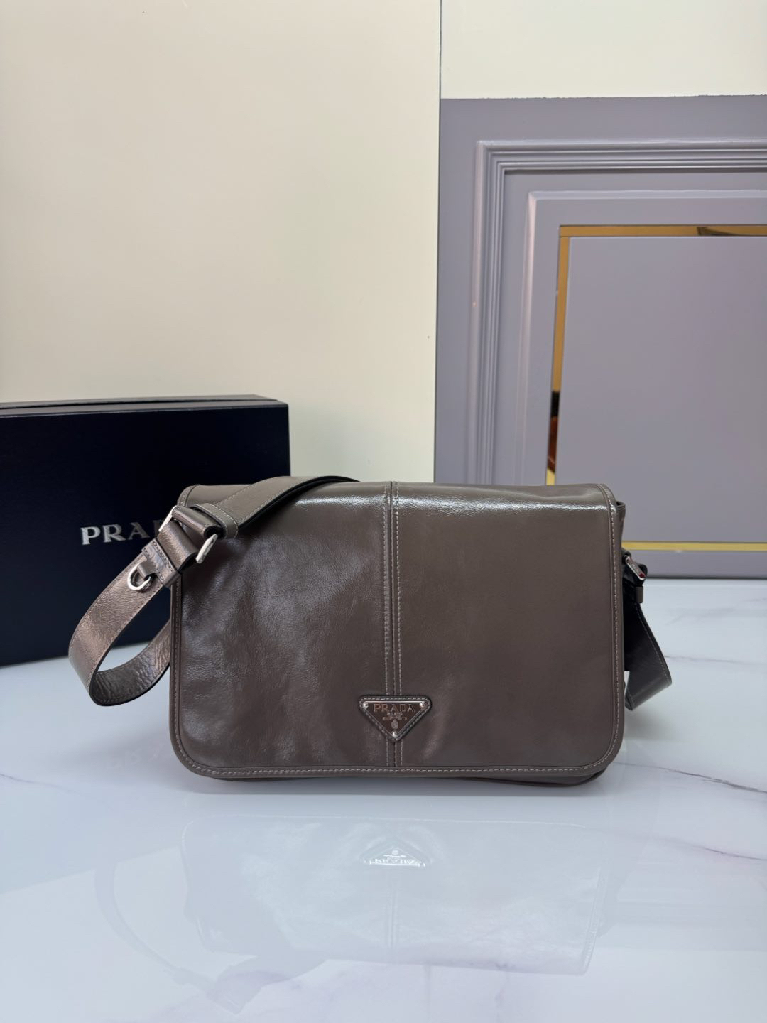 プラダ「Prada」 オイルドレザー メッセンジャーバッグ モデル