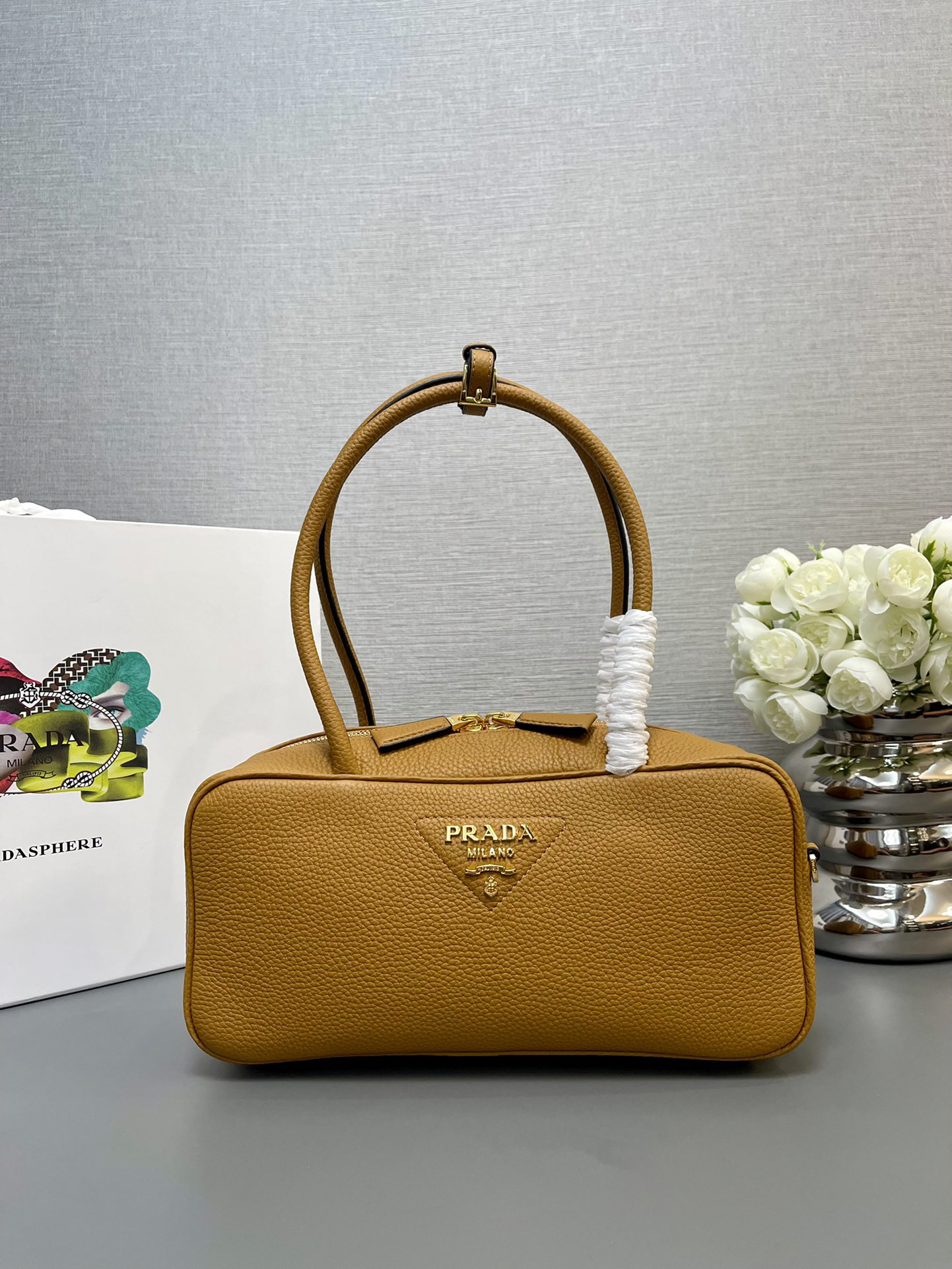 プラダ「Prada」 リジドレザー ハンドバッグ モデル